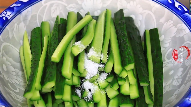 这是黄瓜最脆爽,入味的做法,老酒鬼们一盘菜,能喝半斤酒,过瘾