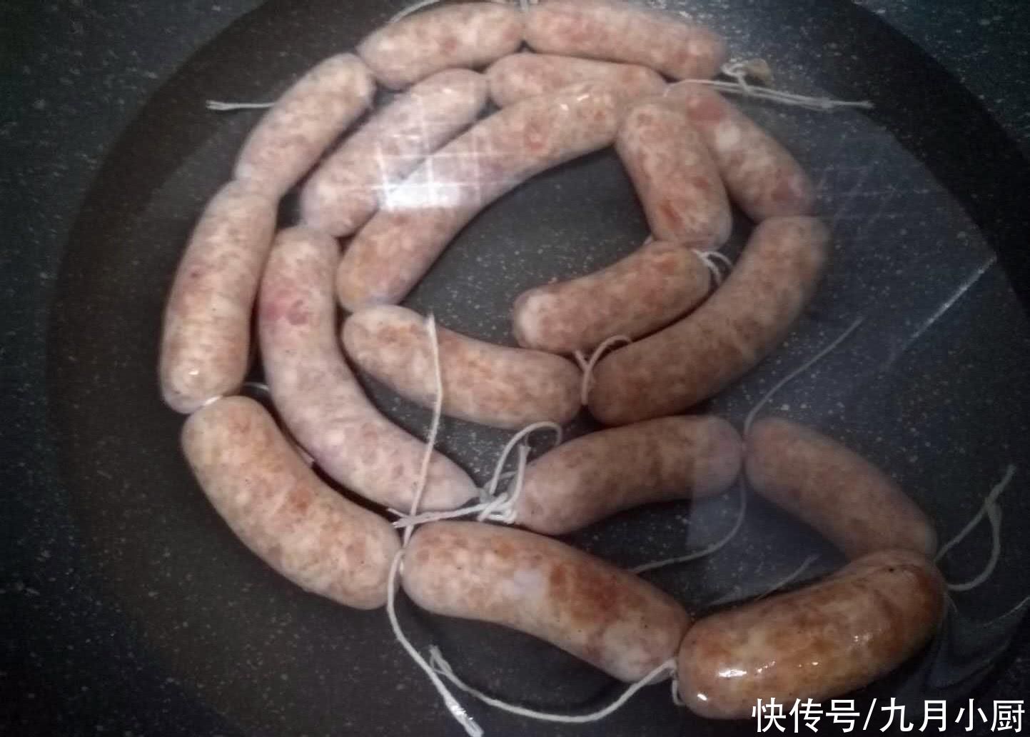 红曲粉|趁猪肉便宜，给孩子做点脆皮烤肠，比想象的简单，真材实料更放心