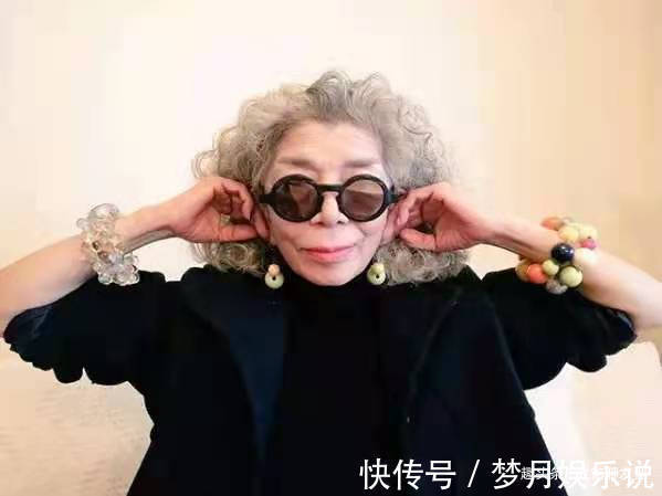 银发 老人穿衣不要太拘束,这位日本银发奶奶太会打扮,穿搭不输年轻人