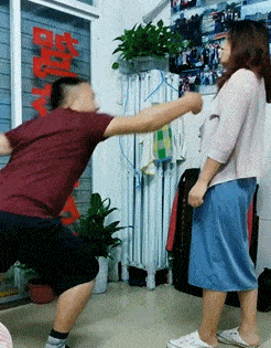 |搞笑GIF趣图:跟姐说说实话你是不是想泡姐?