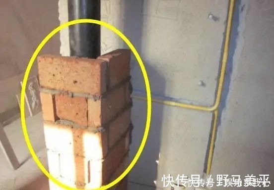 置物架|头一次见红砖这样包下水管，太聪明了，好看隔音又能当收纳用