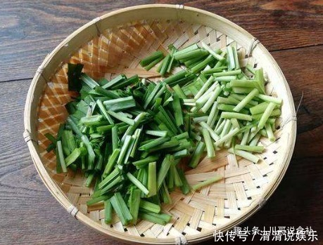 炒鸡蛋|韭菜炒鸡蛋时,别直接就下锅炒,大厨教我1招,韭菜翠绿不出水