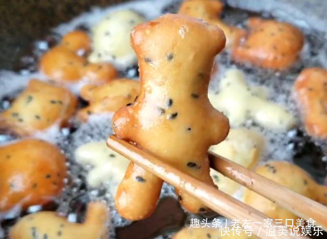 鸡蛋|宅在家里做美食，芝麻里打4个鸡蛋，不蒸不烙，松软美味比面包香