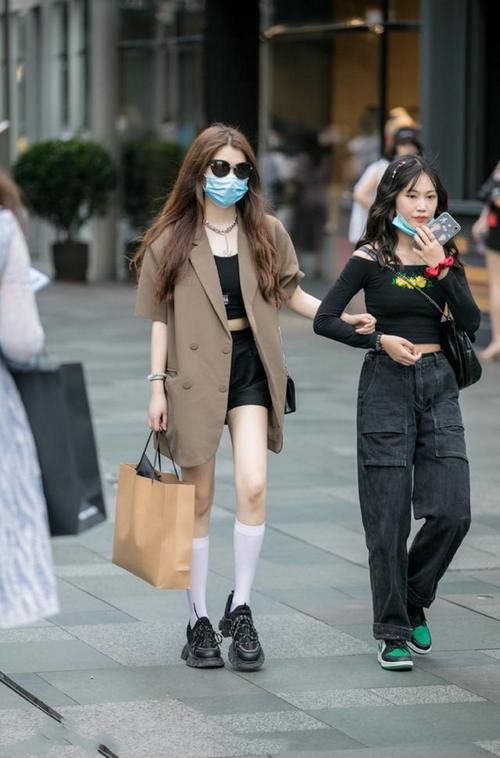 大方|路人街拍,白色的漆皮风衣搭配阔腿裤,潇洒大方