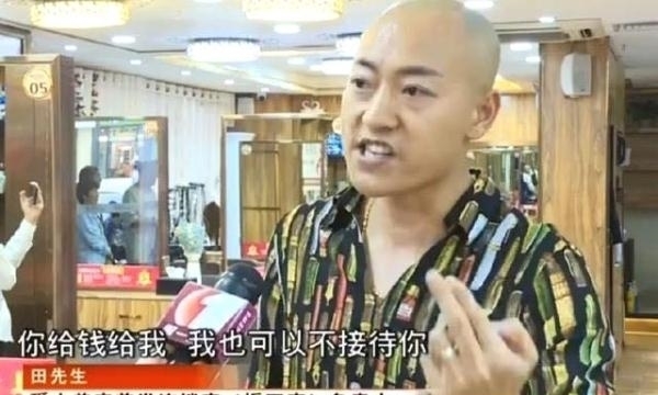 男子去理发惨遭嘲讽,店家∶没钱就别来剪头,装什么大款!