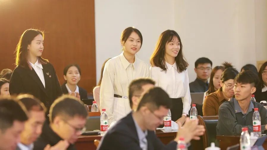 无线充电|存在欺诈行为，索赔100元！5名女大学生状告苹果公司