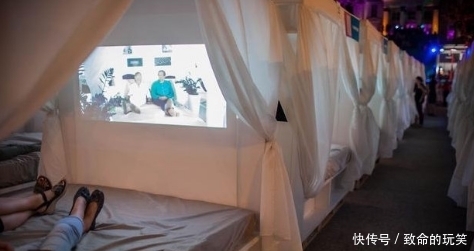 图为|世界各种特色电影院,情侣座就是一张床