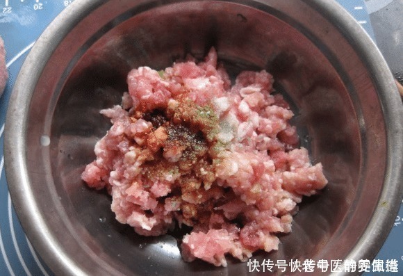 调肉馅时，只会放油可不行，掌握3点窍门，饺子鲜嫩多汁，香