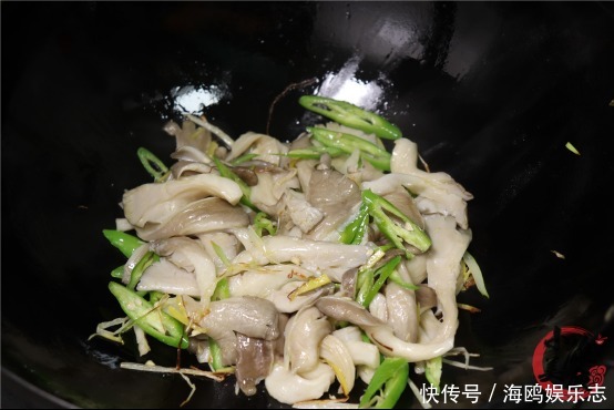 入味|炒蘑菇时,直接下锅炒就“毁”了,多加这一步,蘑菇鲜嫩更入味