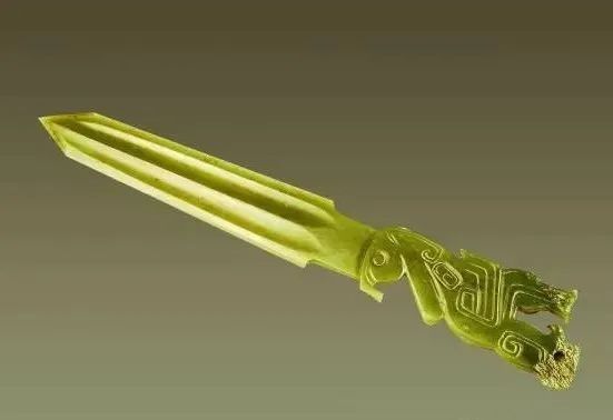  镂空|走进“东方金字塔”｜在线探宝龟山汉墓之凤鸟纹柄青玉戈、镂空双龙玉璜