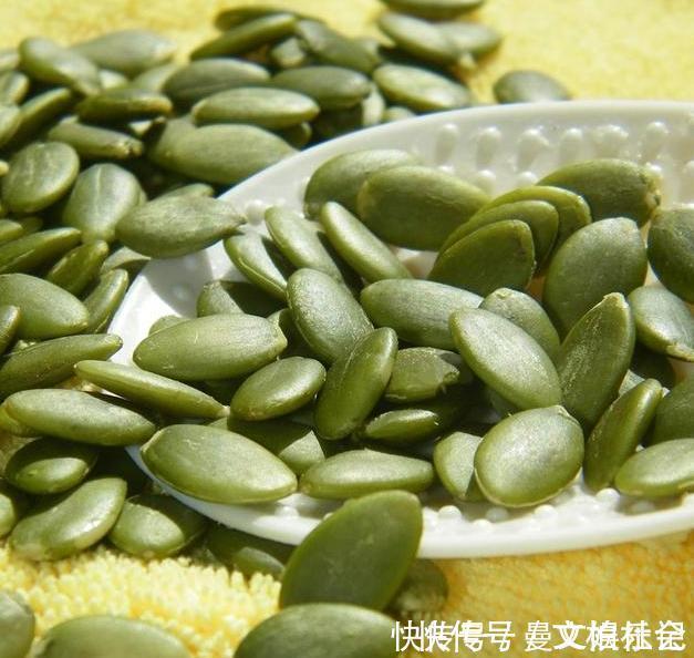 南瓜子仁|建议中老年人多吃下面这些食物,价格便宜又营养,常吃气色好