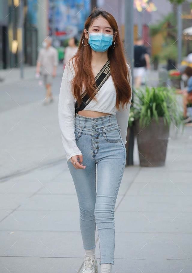 美的 年轻女生就是会穿,露脐衫配牛仔裤,轻松穿出小蛮腰,靓丽又清爽