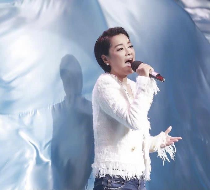 毛阿敏真是气质女神,身穿小西服搭小黑裙精致优雅,减龄又洋气