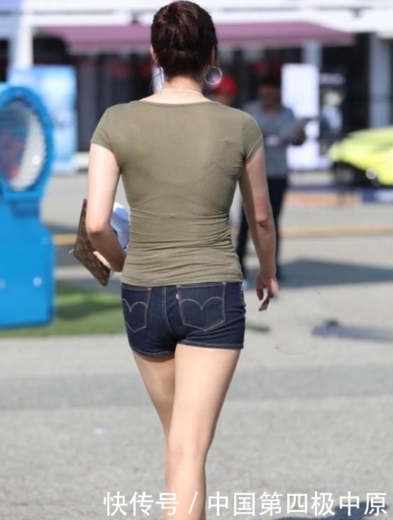 清新又时尚的小姐姐,凸显性感身姿,炫出自身的魅力