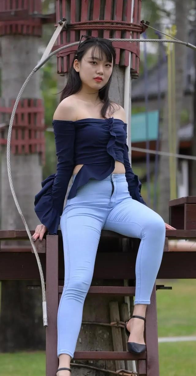 一字领 时尚简洁的瑜伽裤,展现闲适惬意的感觉,显得大气!