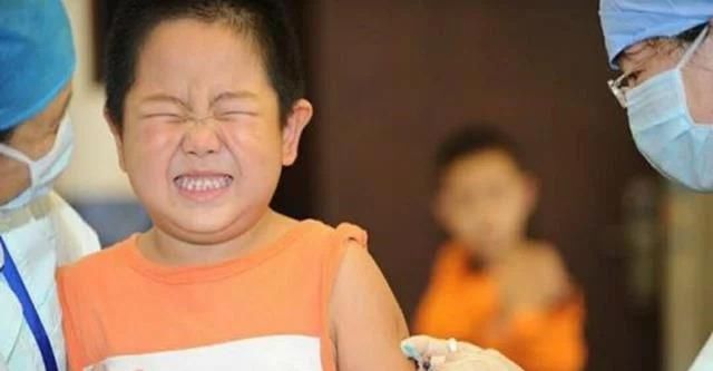 宝爸|宝爸带宝宝去打疫苗，全程不哭不闹，知道原因后，原来是个“小色胚”