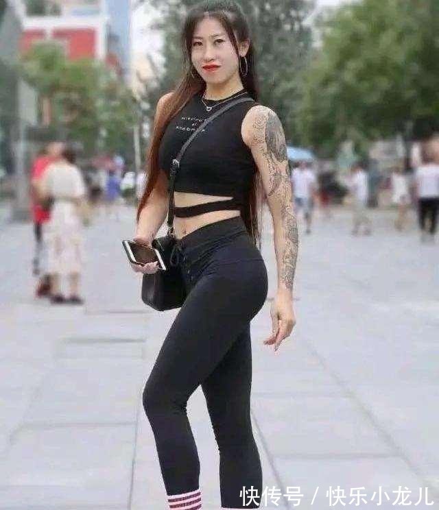 打底裤 短款黑色皮衣搭配同色系紧身打底裤,提升气质,改变气场