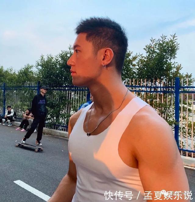 阳光帅气|183cm筋肉大学生酷爱穿灰裤子,这身材太上头了
