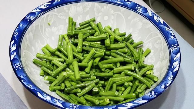 搅拌均匀|炒豆角时，牢记“2要点”，豆角不变色更入味，营养还不流失，香