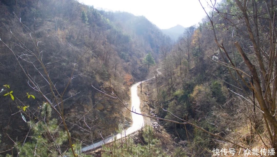 有点让人想不到，秦岭这个山顶上，竟然还住着一户人家，也太苦了