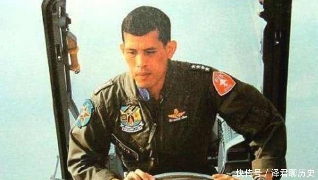 少女|68岁泰王年轻时好帅！驾驶战斗机英俊潇洒，被热情少女跪地献花