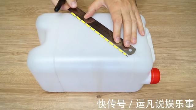 攒了40个塑料桶列成一摞,一格一格当储物柜用,没想到在小区火了