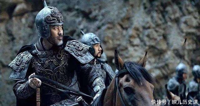 城上|空城计时诸葛亮在城上弹琴，为何派人在门前扫地？没你想那么简单