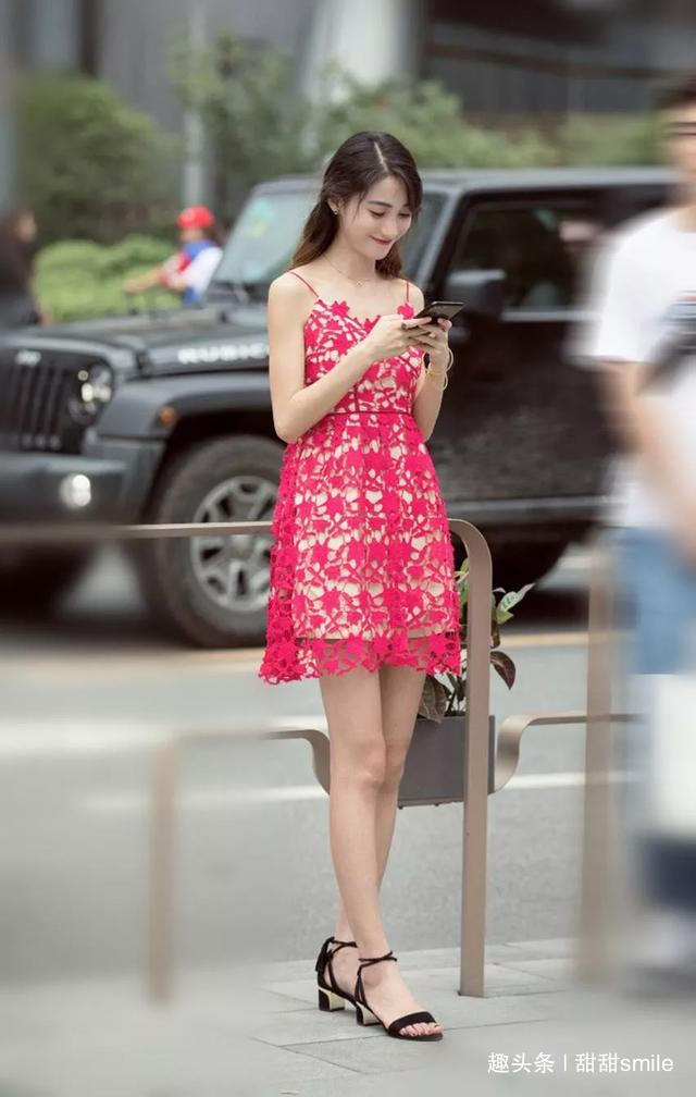 时尚 美女彩色格子裙搭配黑色一字带高跟凉鞋，很有时尚的韵味