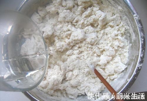 面团|自己在家做手擀面时,教你一招,面条爽滑又劲道,越吃越上瘾