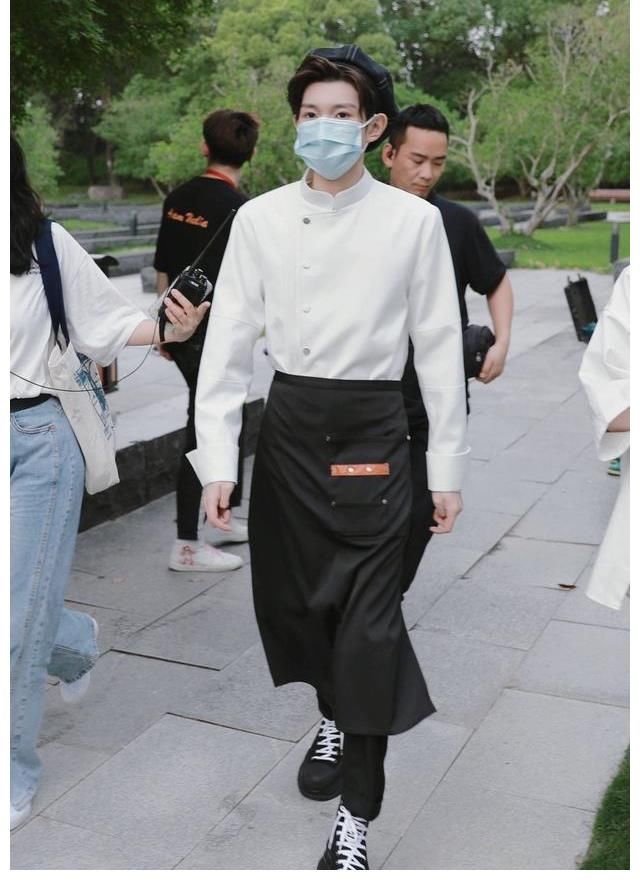 合照|《奇藝劇本鯊》殺青，王源在合照中存在亮眼，而橫幅口號(hào)土氣滿滿