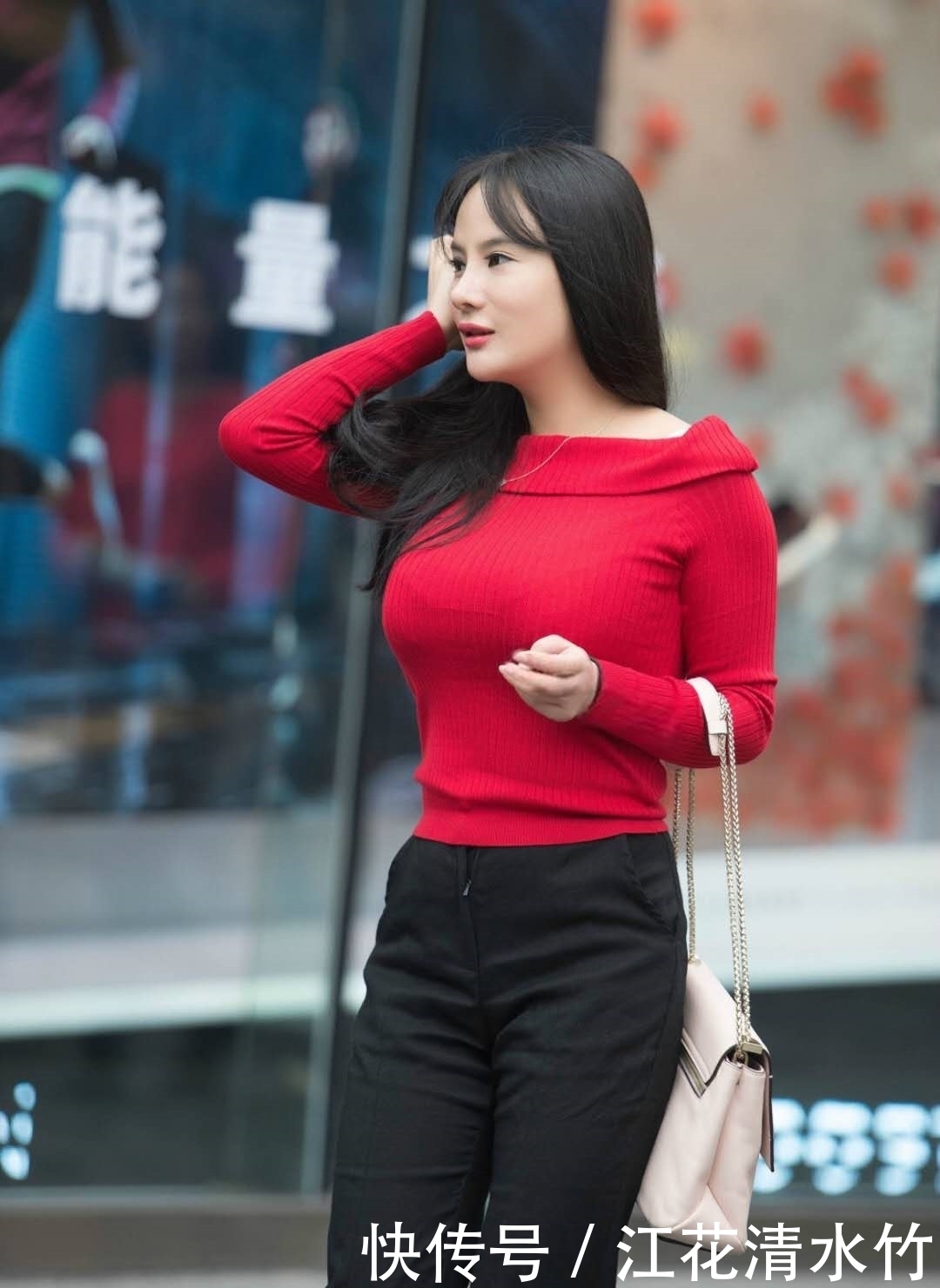 街拍美女小姐姐清凉出行,高挑身材引人瞩目