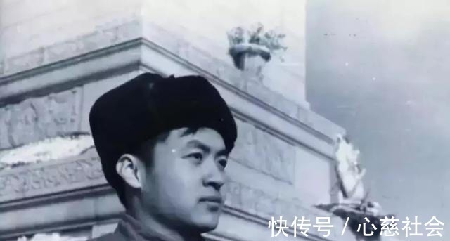 谢烨#诗人顾城的旧居杂草丛生，门前停放的汽车成废铁，儿子不知所踪