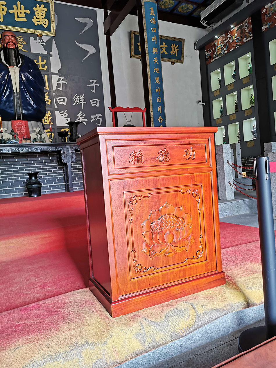 大成殿|游客扔钱祈愿致孔子授道像似“斗地主”，崇明博物馆已有举措