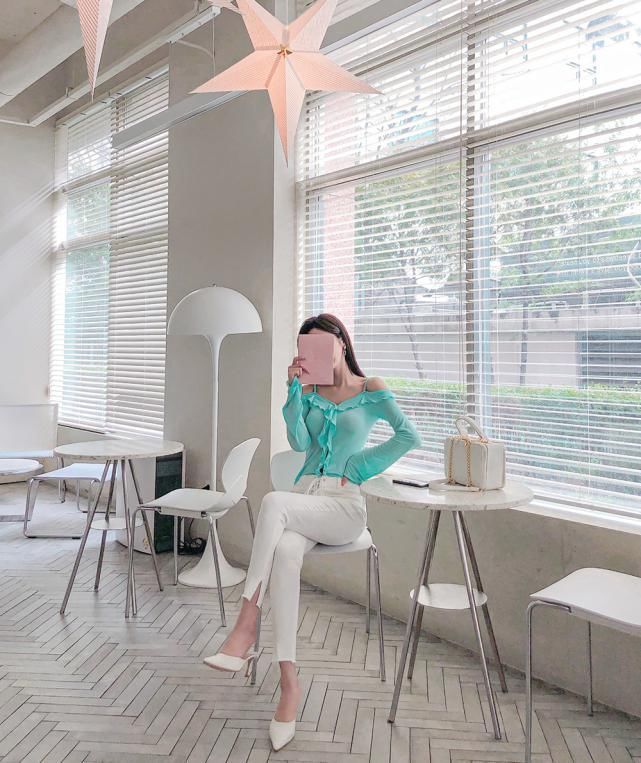 优雅|又被孙允珠惊艳到了,穿蓝色吊带T恤配修身直筒裤,优雅知性