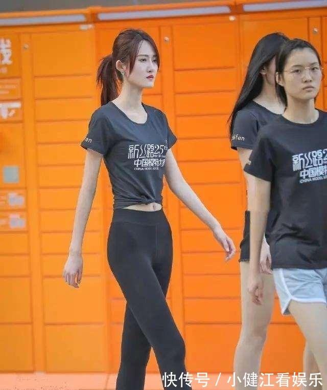 搭配|凹凸紧致的连衣裙美女，装扮才能显得优雅精致，懒散随意
