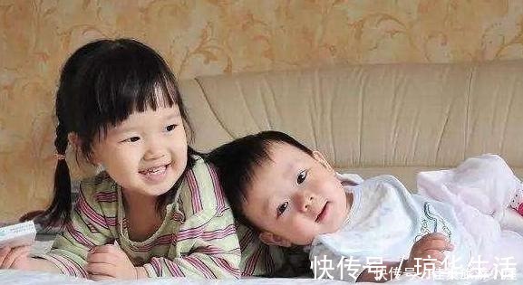 小妹|哥哥写作业,妹妹总去打扰,谁想到连人带兔一起被哥哥撵了出来