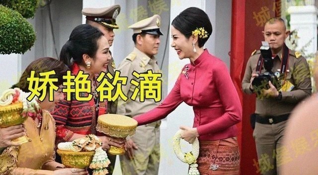诗妮娜贵妃@泰国贵妃放下身段合影,却被身旁浓眉女子不屑一顾:有啥好得意的