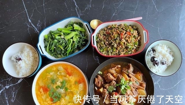 精灵|跟同事的午餐：3菜1汤配红枣饭，网友：眼馋，能再多添一双筷子吗