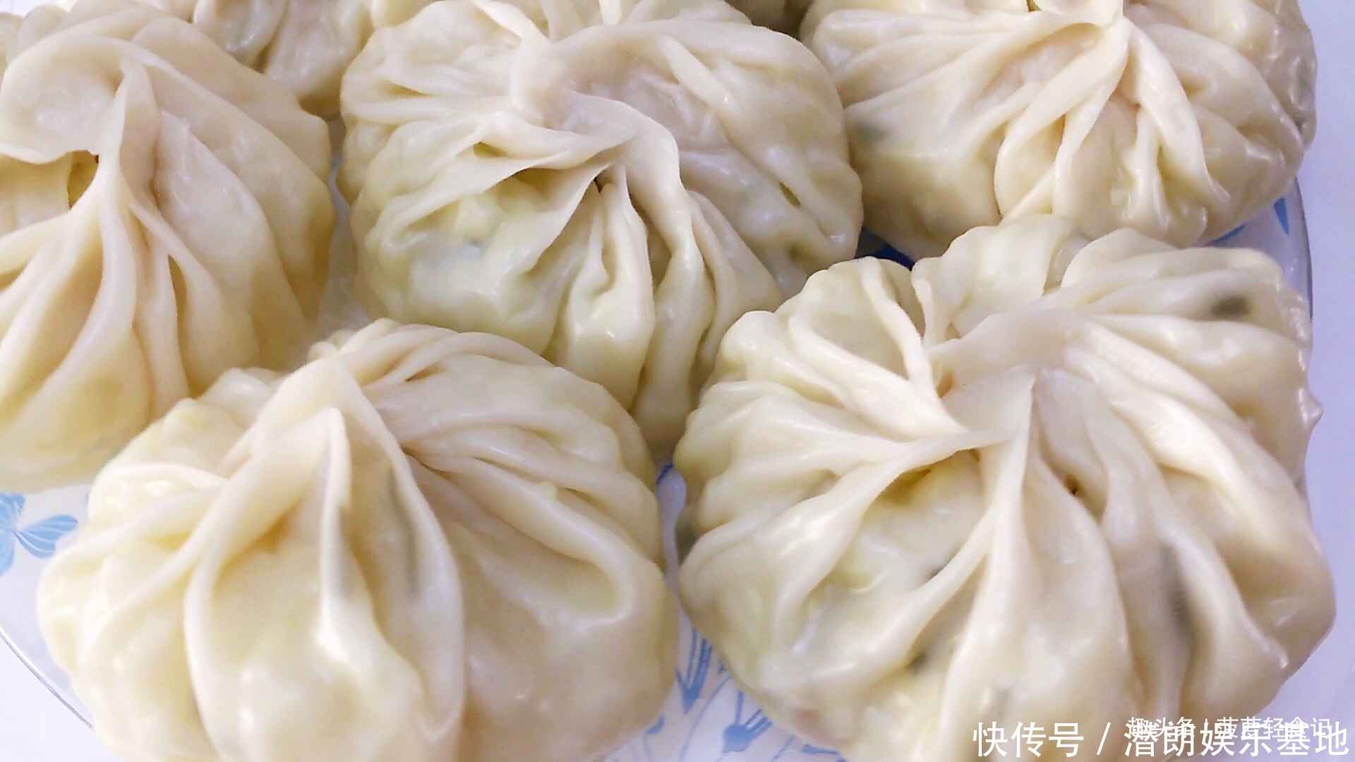 不和面做懒人素食包子,皮薄的像纸一样,吃到撑也不长肉,太鲜了