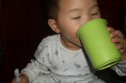 宝宝每天刷牙但却有口臭，导致娃口气不清新的原因，家长要知道