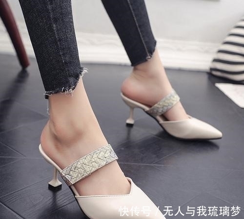 肉袜|尖头细跟高跟鞋,搭配一双透肉袜,真是赞