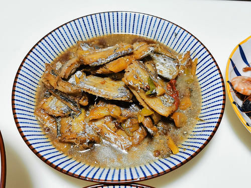 女儿闺蜜来家吃饭，爸妈动手做了4道家常菜，2个孩子夸赞太香了