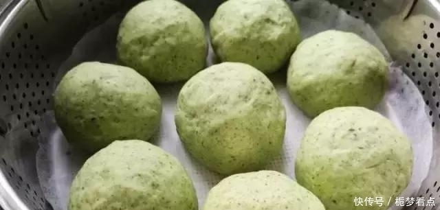 在家用艾草做成的青团美食，南方人很多人都做了，你吃过吗？