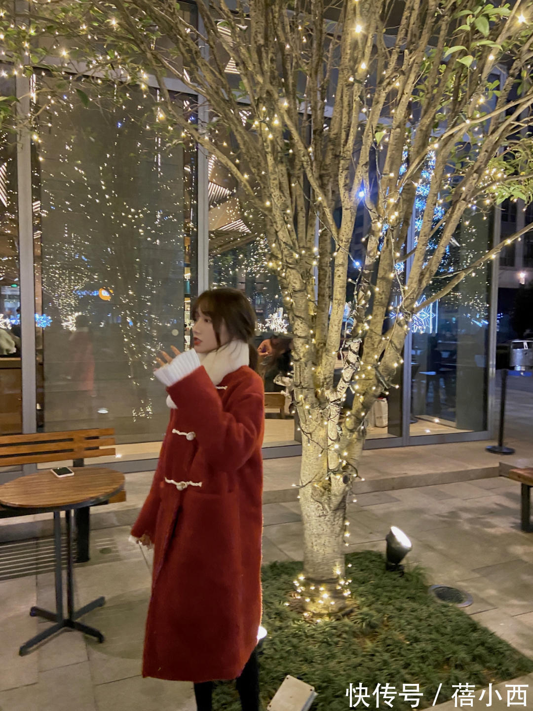 搭配 冬季还是穿“红色大衣”最时髦,搭配黑色或白色,但靠配色就赢了