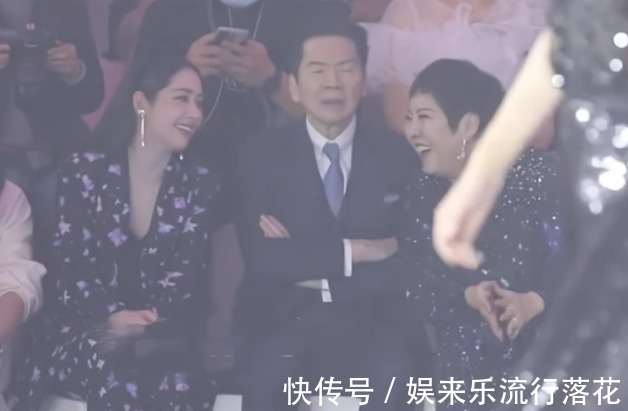 向华强|向佐一家逛展被遇!郭碧婷打扮随意显发福,72岁向华强比儿子时髦