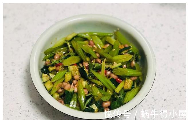 黄瓜|芹菜拌花生怎么做才好吃？掌握几个小技巧，清脆爽口，颜色不发黑