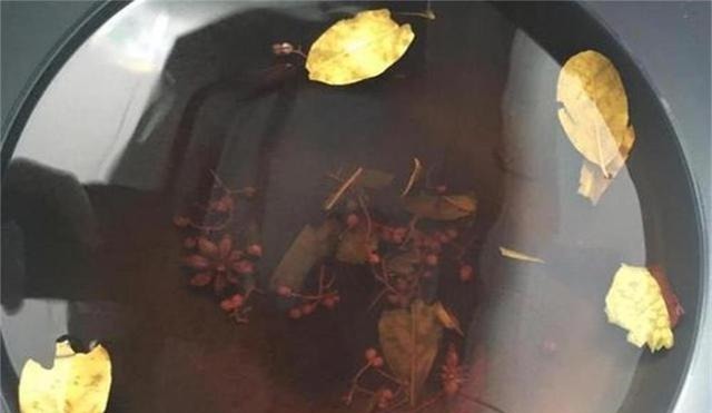 腌鸡蛋时，只会加盐就错了，多加这3步，个个流油又起沙