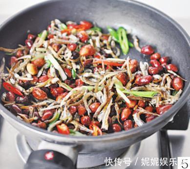 这小菜一顿只要一小碟,香软脆口,滋味十足,下酒还补钙