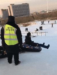 |搞笑GIF:霸气了我的姐 这辈子见过最拉风的走路姿势