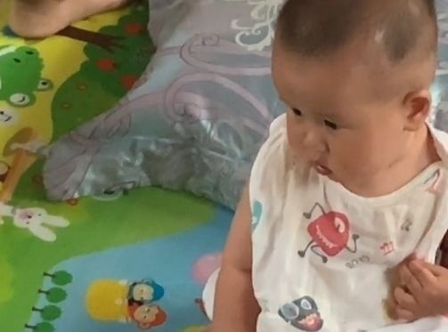 绝望|“不省心小姨”霸占娃的摇铃床,萌娃一脸绝望:这是人干的事吗?